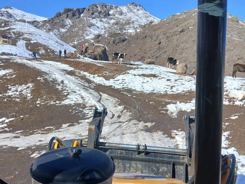 Pozantı’da Yüksek Kesimlerde Karla Mücadele Devam Ediyor; Hayvancılıkla Uğraşan Vatandaşlara Öncelik