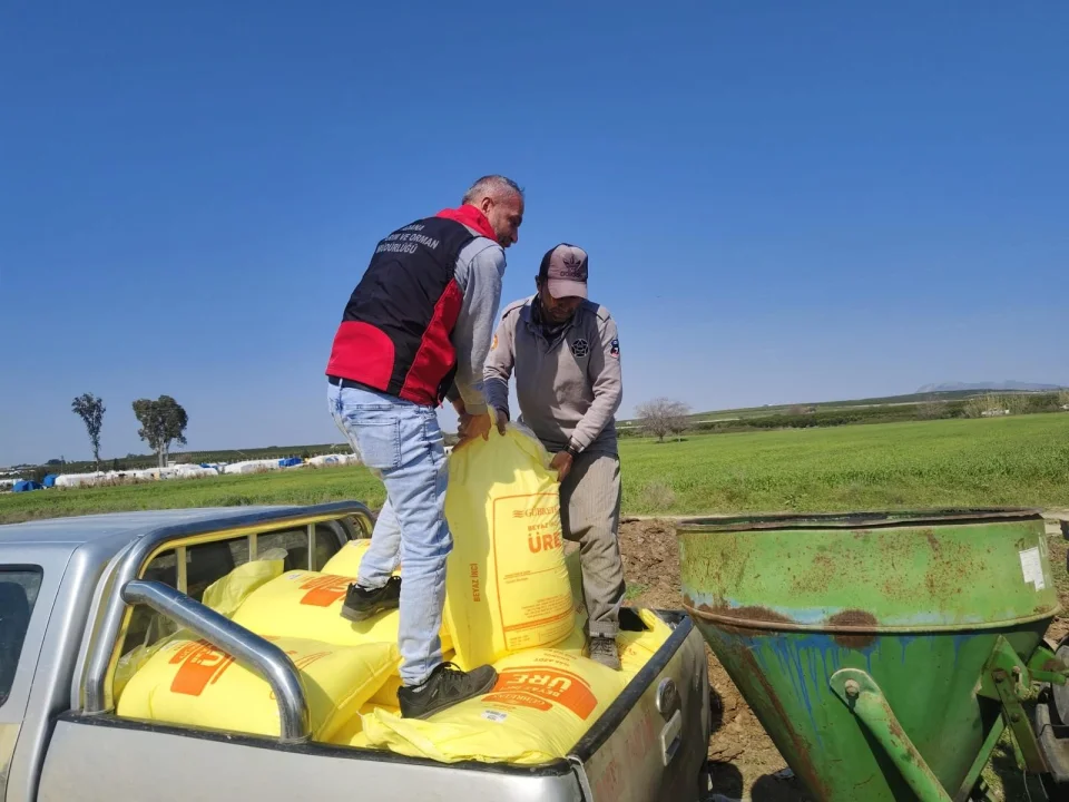 Meralarda Bahar Mesaisi: Devlet Gübreyi Verdi, Köylü Traktörüyle Sahaya İndi